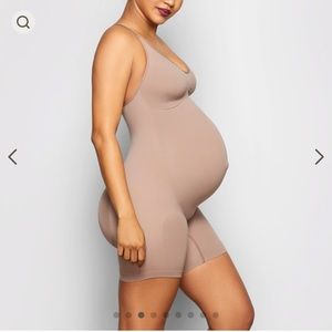 SKIMS MATERNITY SCULPTING BODYSUIT MID THIGH COLOR UMBER, SIZE 4X/5X